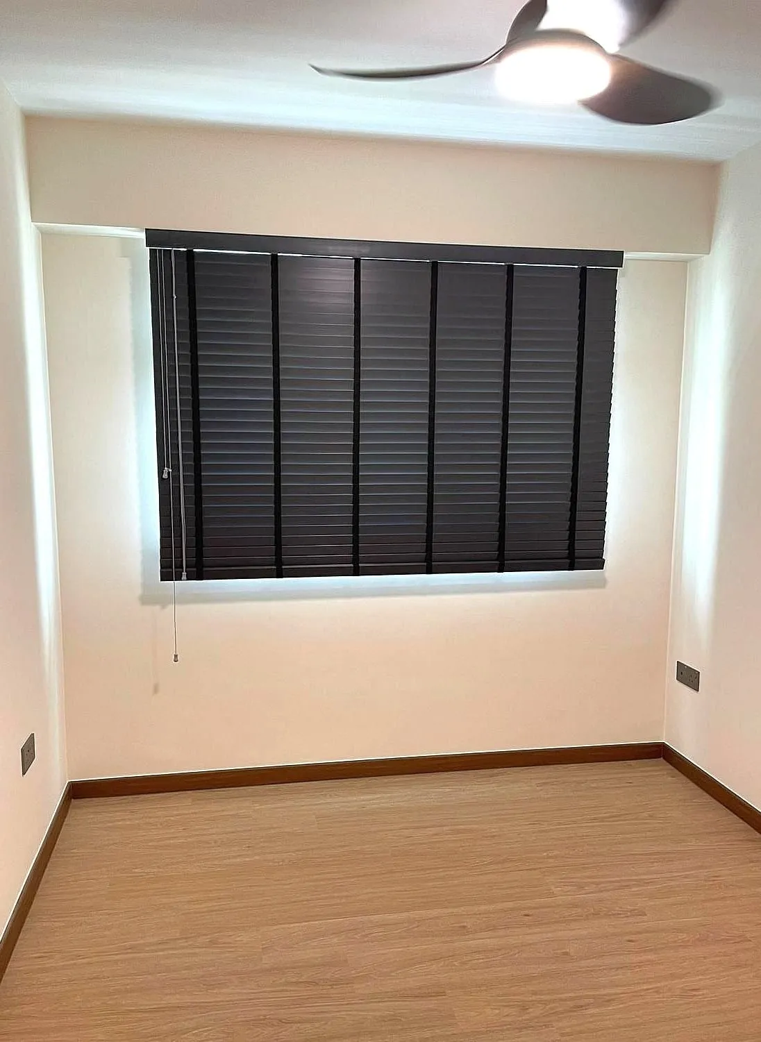 charcoal venetian blinds bedroom 1