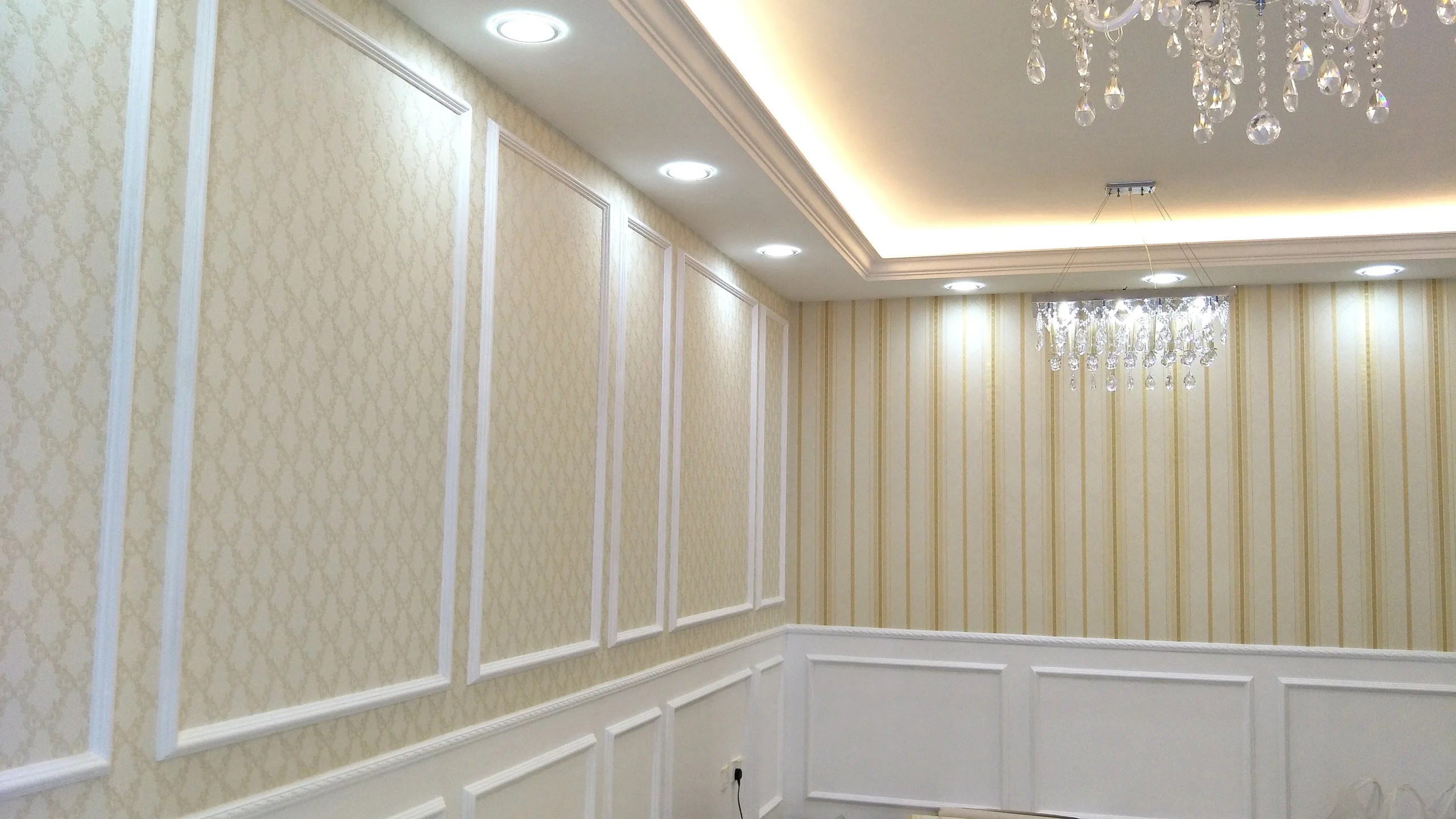 cream damask wallpaper dining room 01