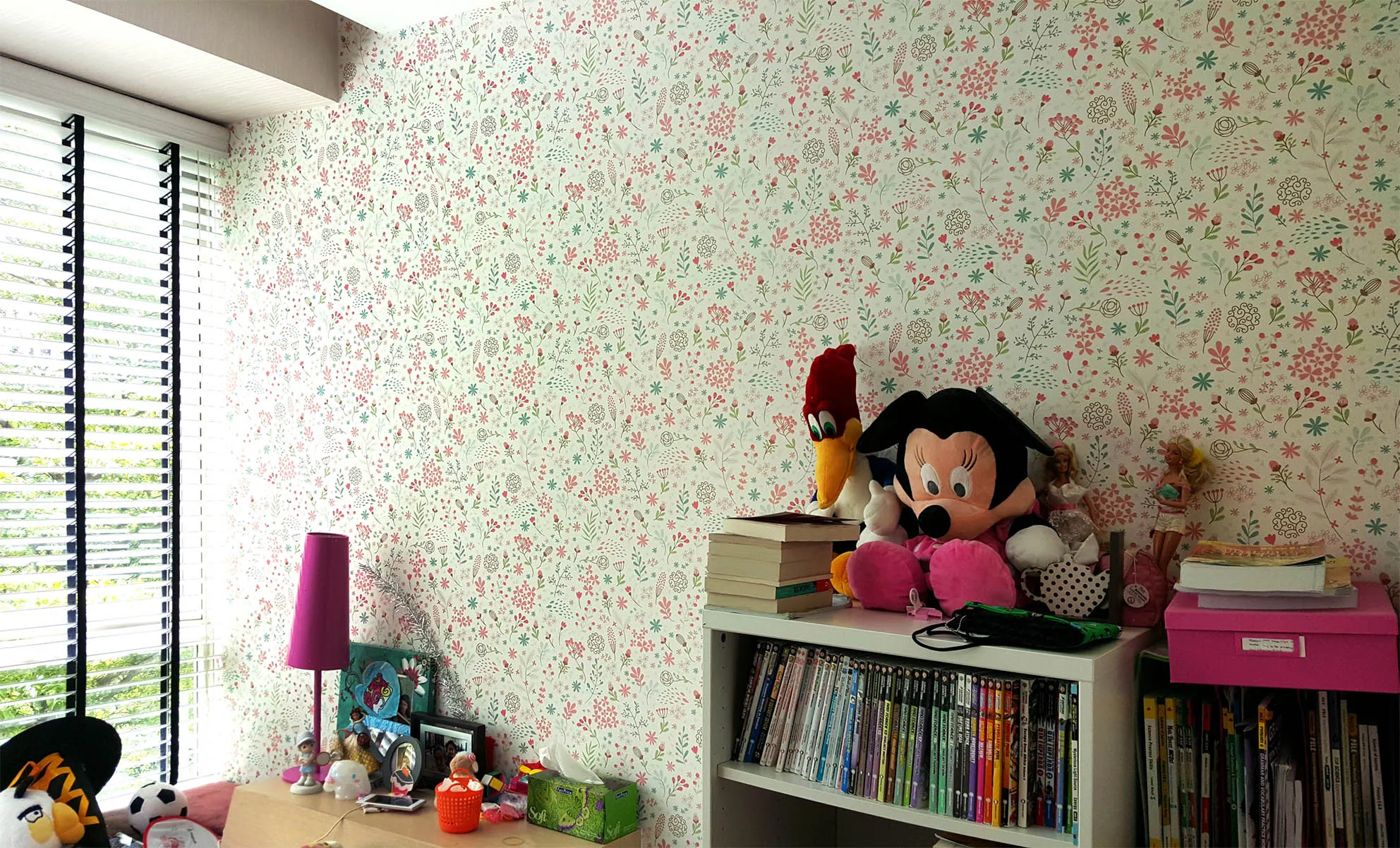 floral wallpaper girls bedroom 01