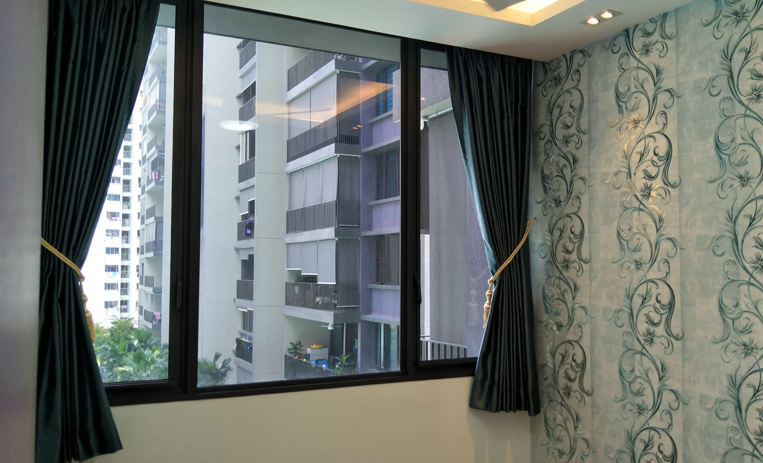 floral wallpaper with curtain 02