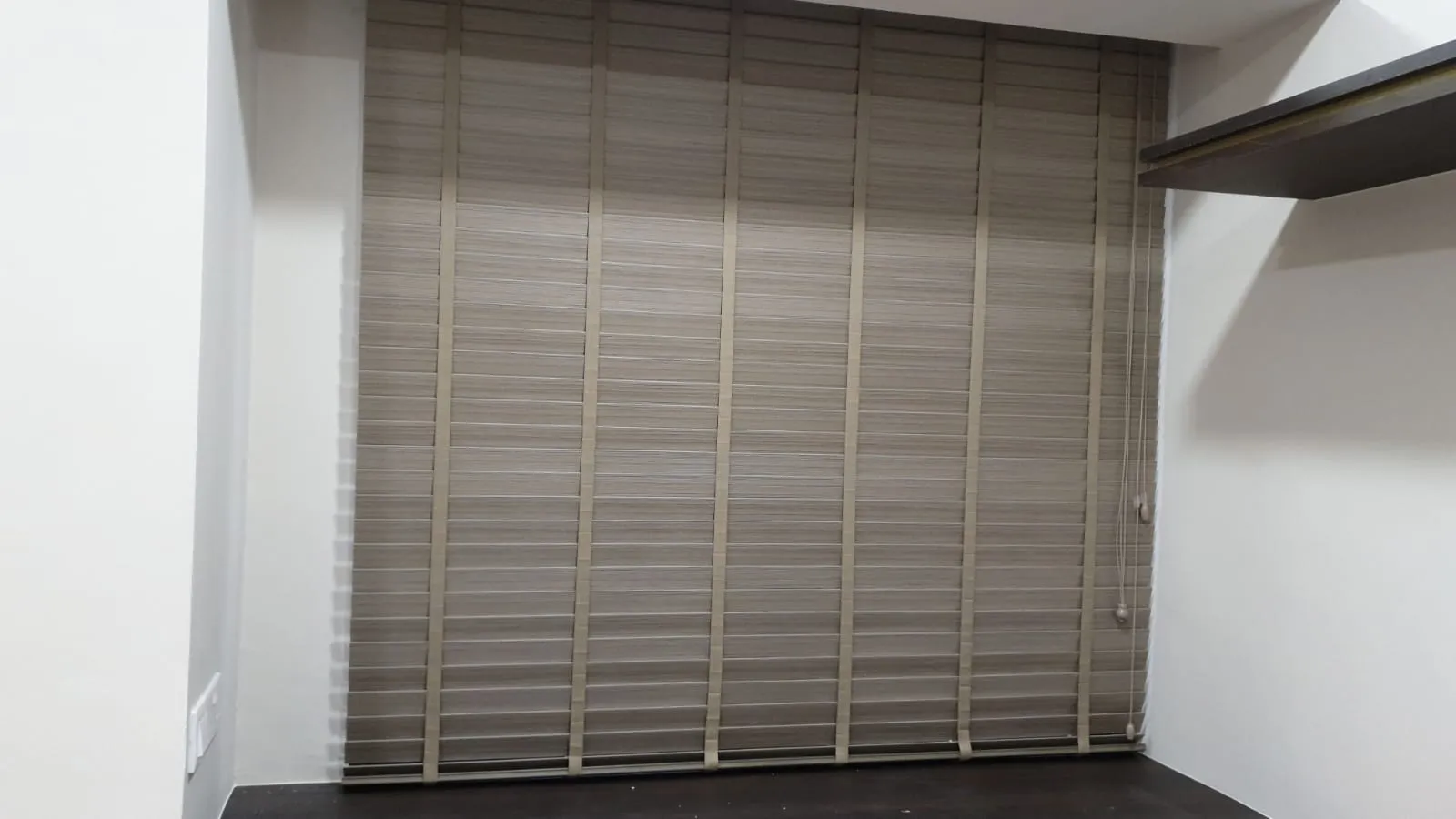 grey venetian blinds alcove 1