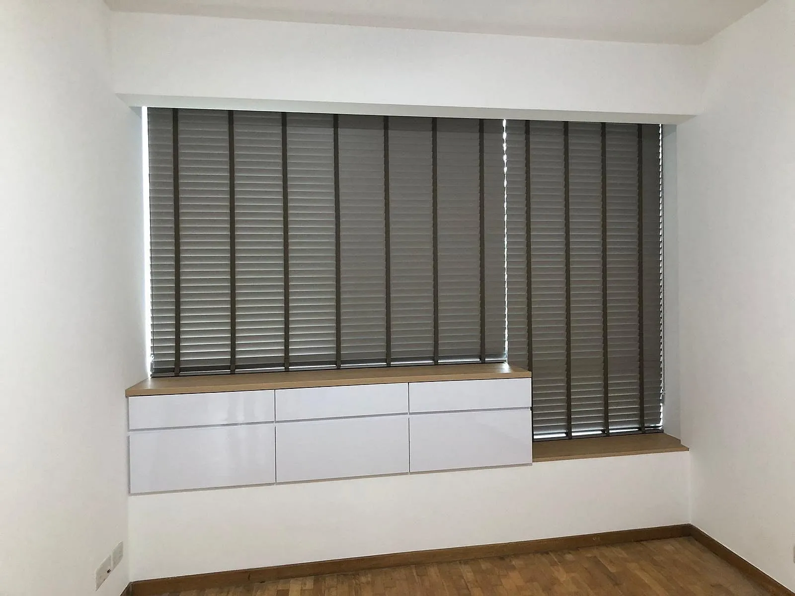 grey venetian blinds window seat 1