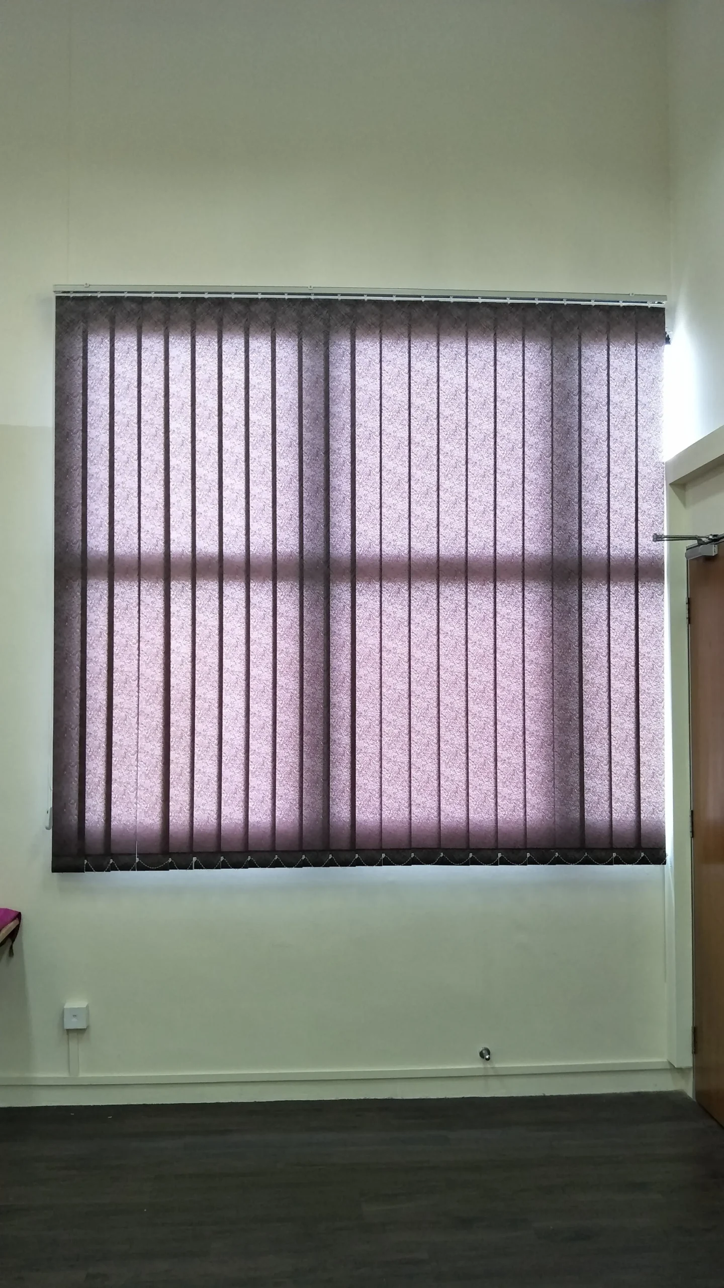 mauve textured vertical blinds wall 01