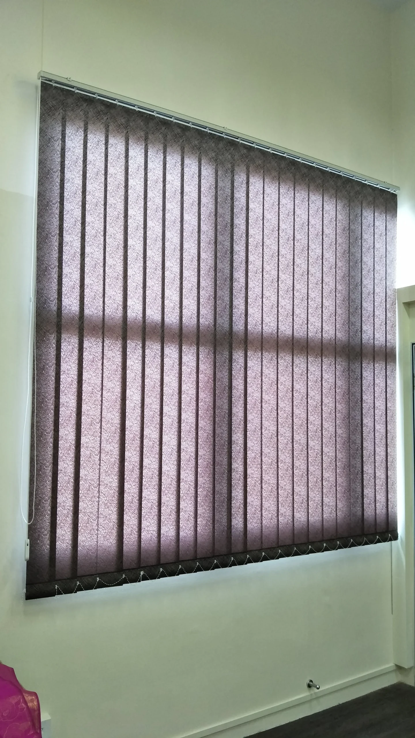 mauve textured vertical blinds wall 02