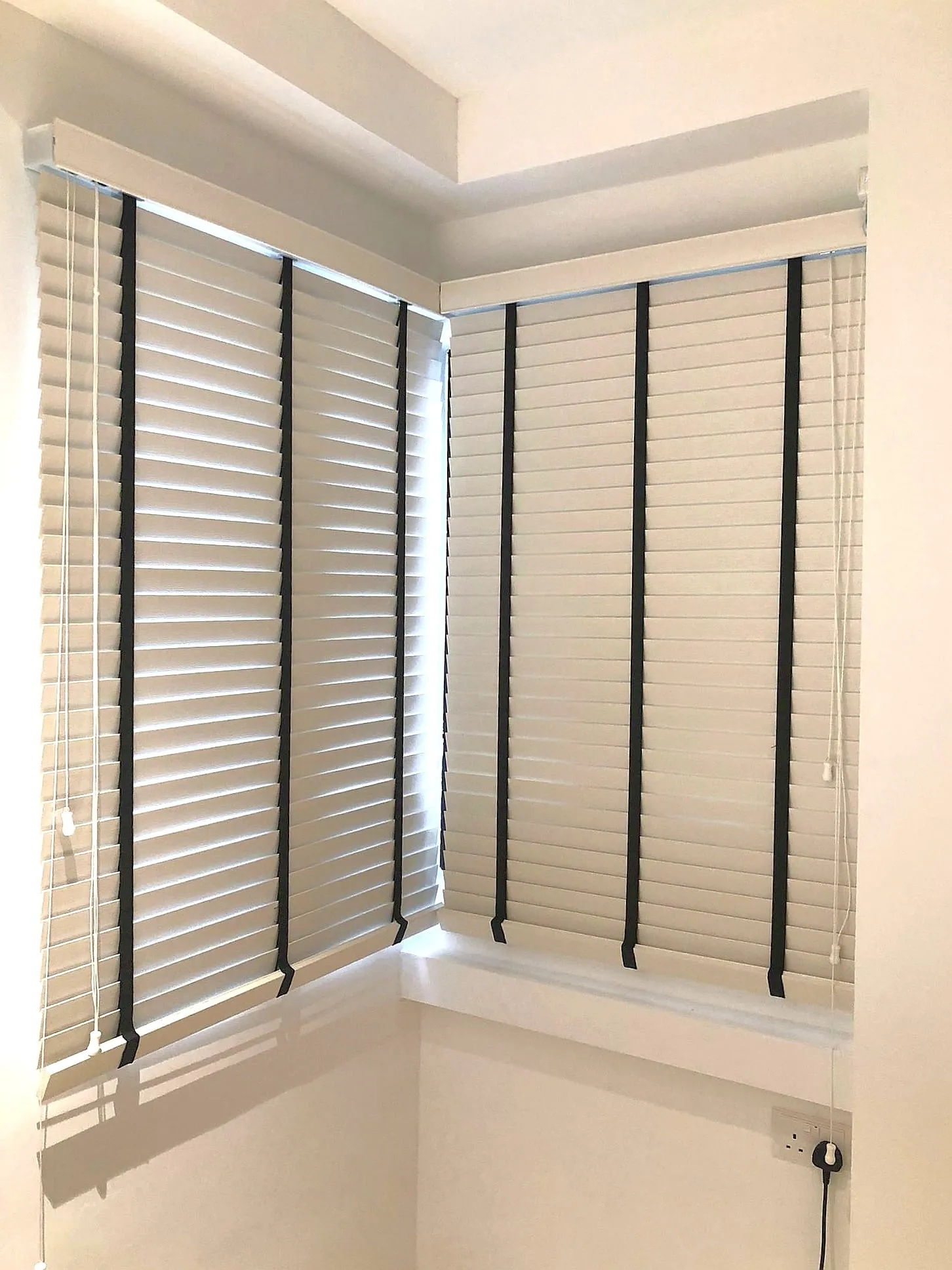 venetian blinds corner window 1
